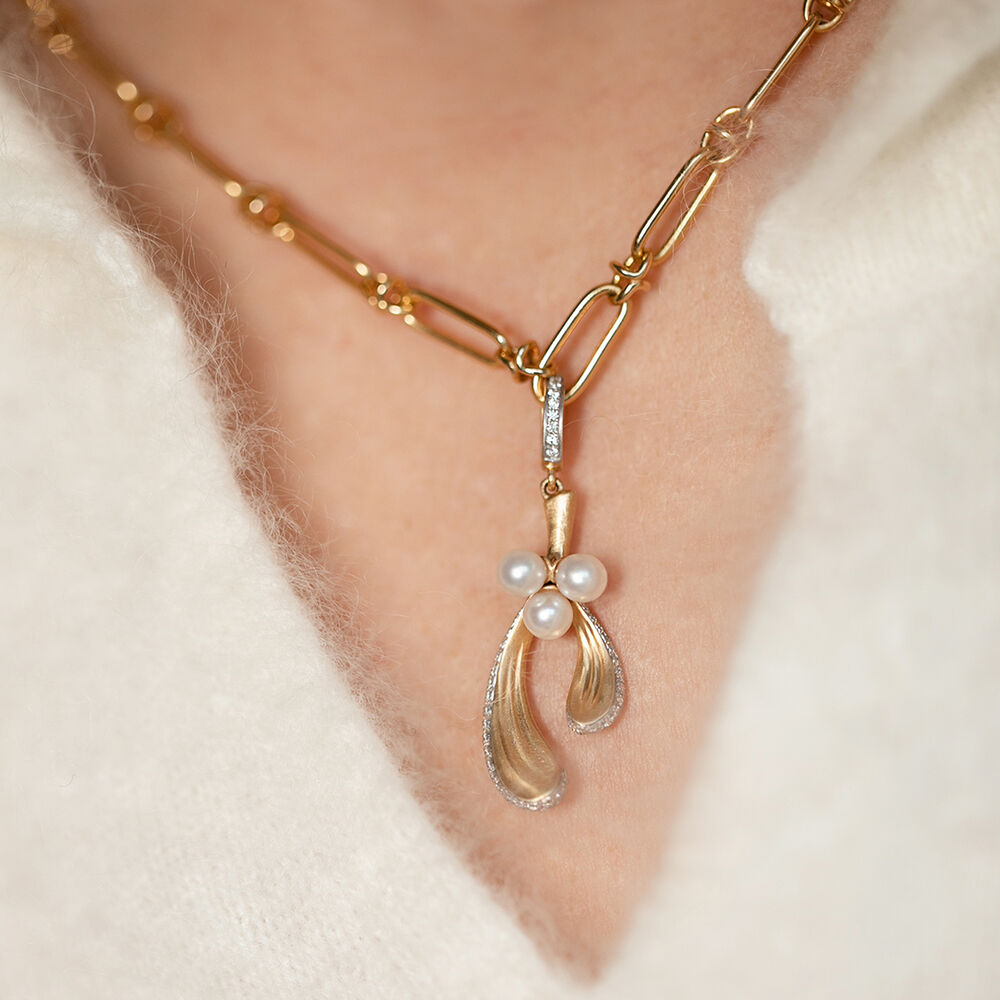 18ct Yellow Gold Pearl & Diamond Mistletoe Charm Pendant | Annoushka jewelley
